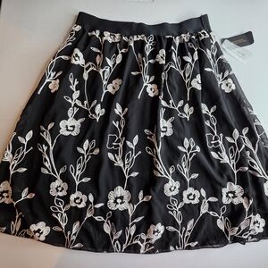NWT Metro Wear L Embroidered Floral Skirt Lined Black White 3006-Bk